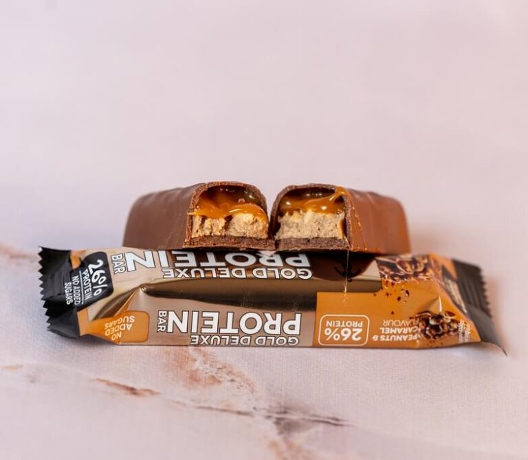 Piimashokolaadis valgubatoon karamelli täidise röstitud kookoshelvestega